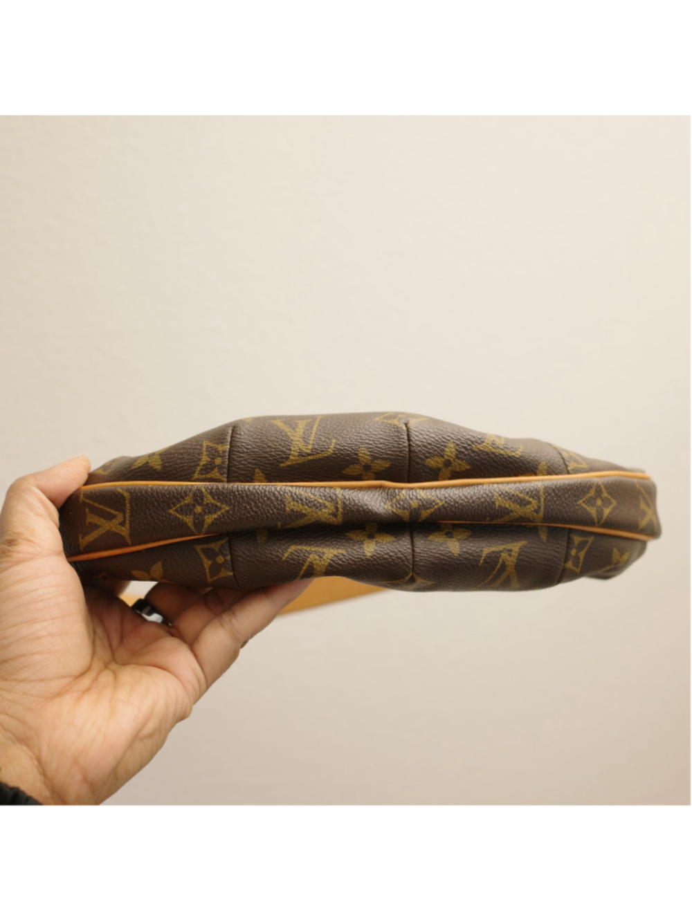LOUIS VUITTON Monogram Croissant MM - Picture 5 of 15